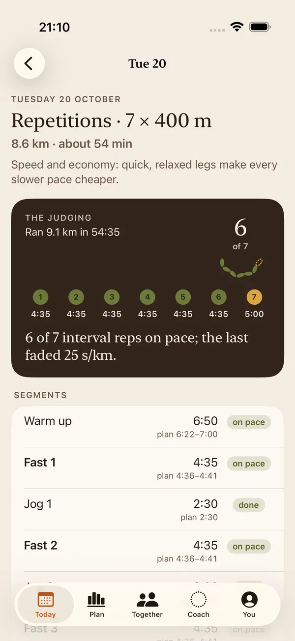 A run page for Repetitions, 7 × 400 m: a dark judging panel with seven numbered reps, six on pace and the last one slow, and the segments listed below with their plan.
